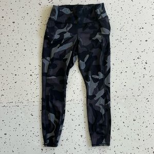 💘 ATHLETA - GRAY CAMO CONTENDER 7/8 LEGGING